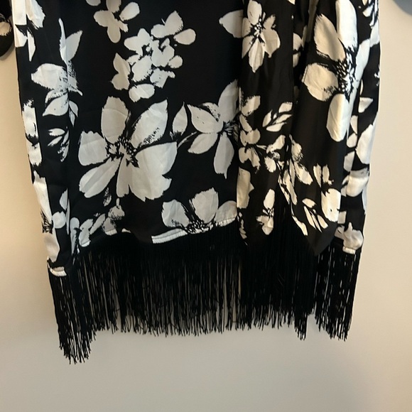 NWT VICI black and white floral long sleeve mini fringe wrap Dress - Picture 4 of 7